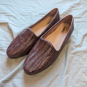 NWOT Trotters Liz III Flat Loafers W9.5 Brown